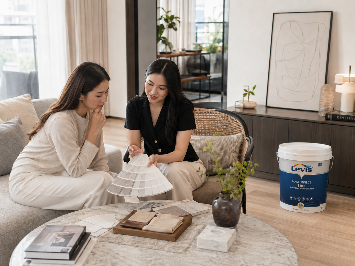 Kiểm tra màu sơn trắng dưới ánh sáng trong phòng